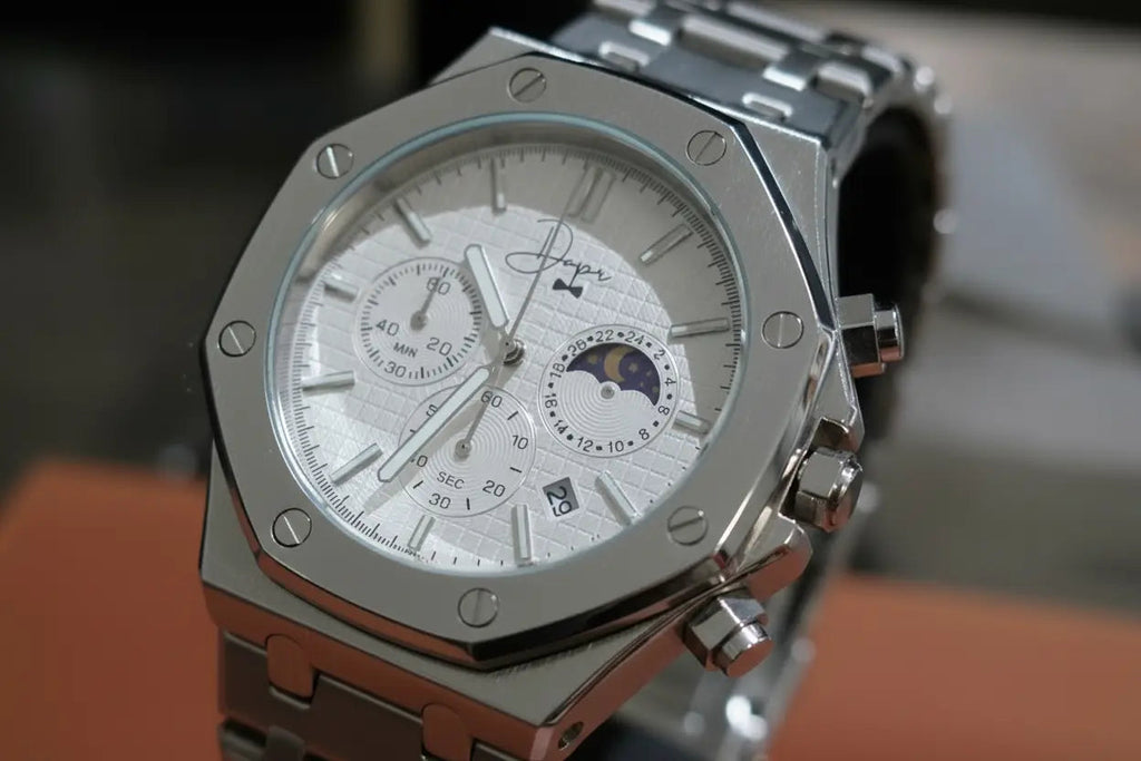 Reloj de Acero Inoxidable Plateado – Esfera Blanca ChronoLunar de Dapper Watches