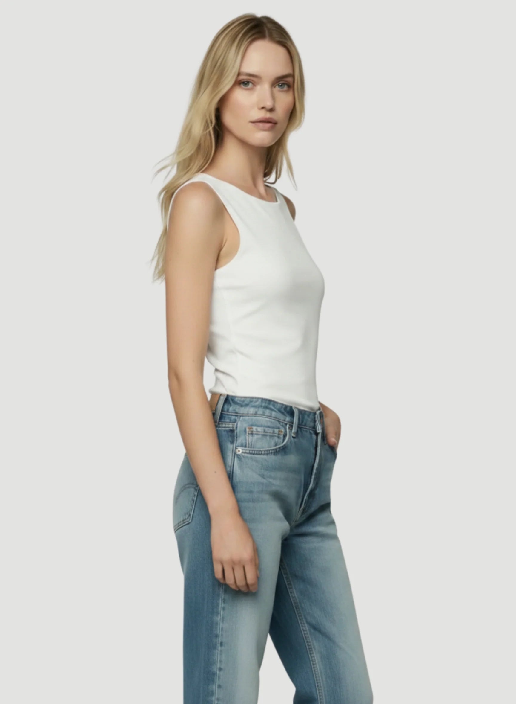 Camiseta sin mangas con cuello redondo y borde merrow suave al tacto