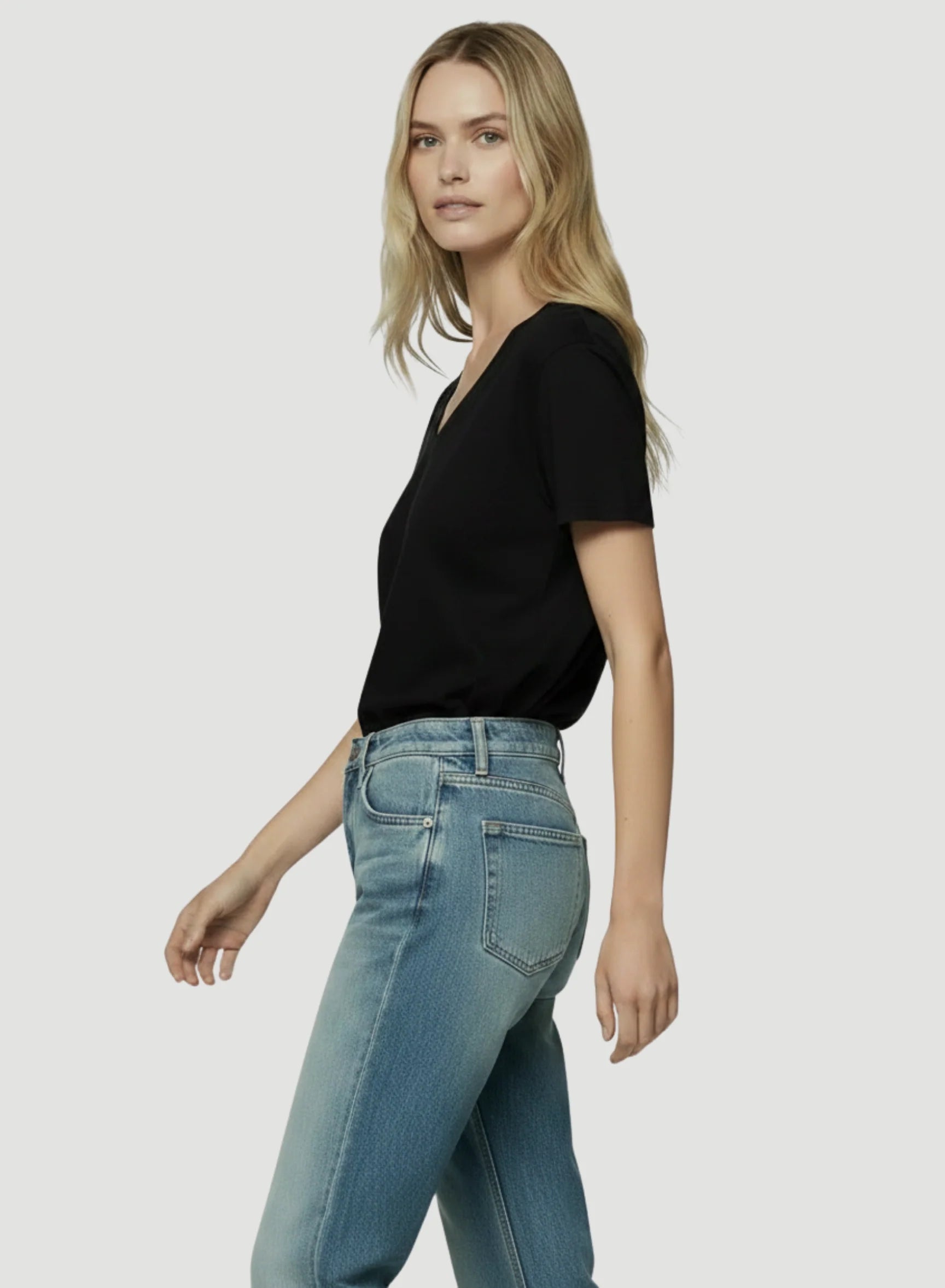 Camiseta de cuello de pico, manga corta y corte semirelax de algodón y lyocell